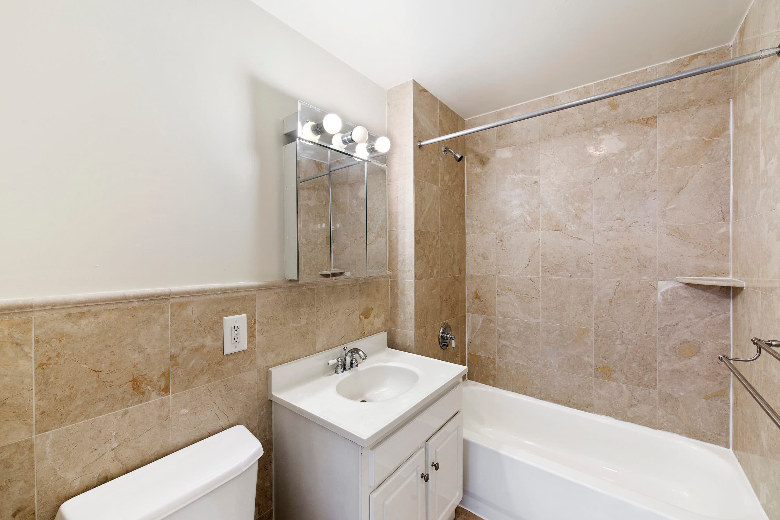 444 Manhattan Avenue, 8/N